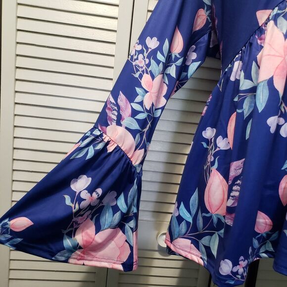 Dandorella Bell Sleeve Blouse Women's Size 1X Blue Floral Deep V-Neck Top - Picture 3 of 11